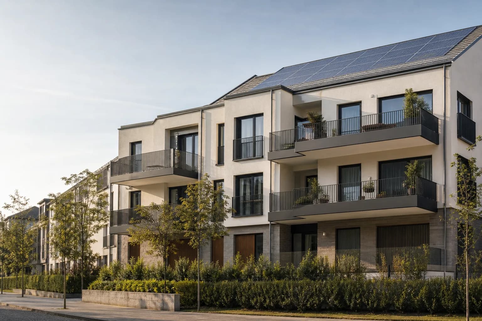 Zeitgenössisches Mehrfamilienhaus mit Photovoltaikanlage